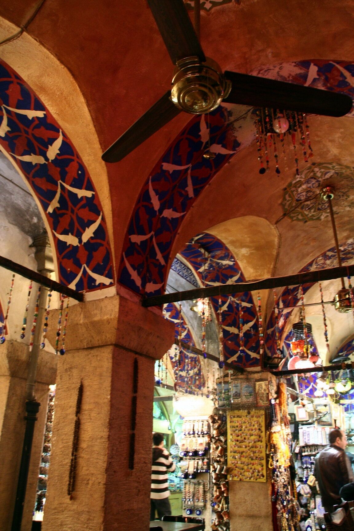 Kapalıçarşı’da art arda sıralanan boyalı kemerler